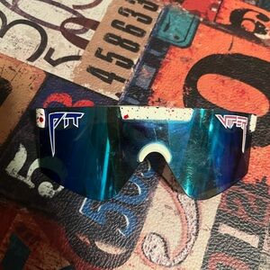 Red white and blue pit vipers